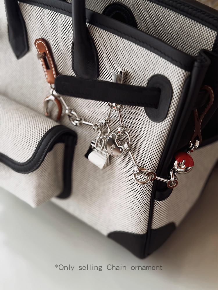 Luxury Bags With Silver Hardware - Luxuriöser Taschenanhänger aus Metall und Kalbsleder